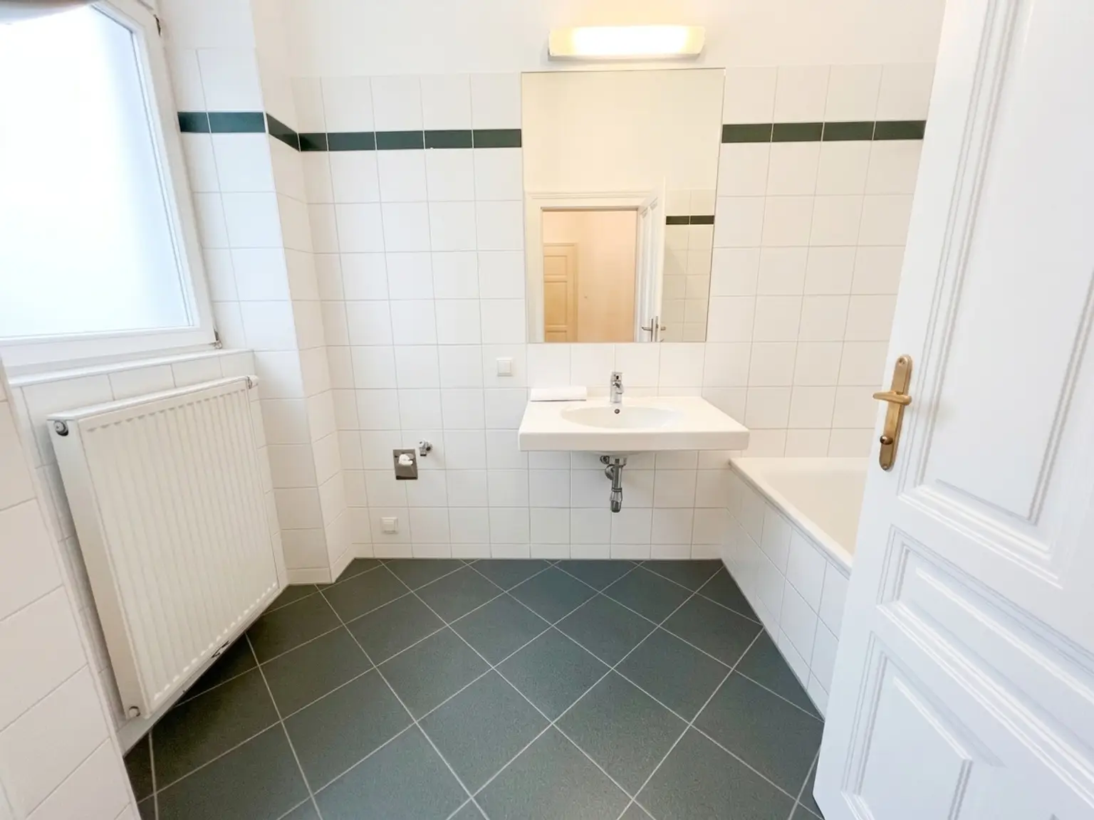 UNBEFRISTET: Wohnen in Bestlage in einer ruhigen Altbauwohnung im repräsentativen Haus