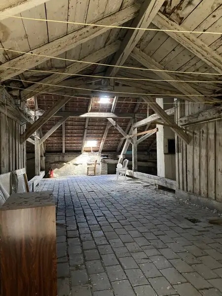 Mittelzinshaus mit bewilligten Dachbodenausbau