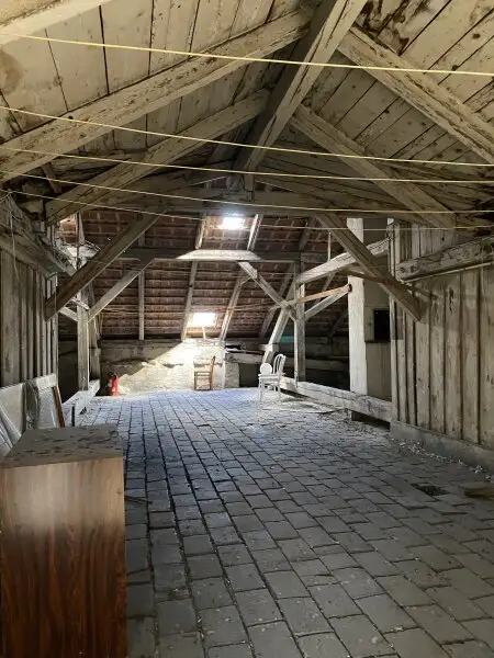 Mittelzinshaus mit bewilligten Dachbodenausbau