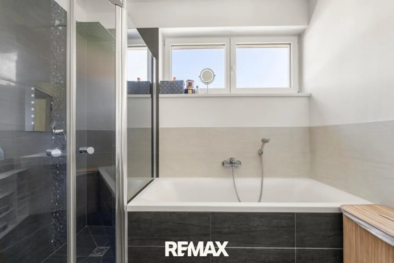 Dusche und Badewanne
