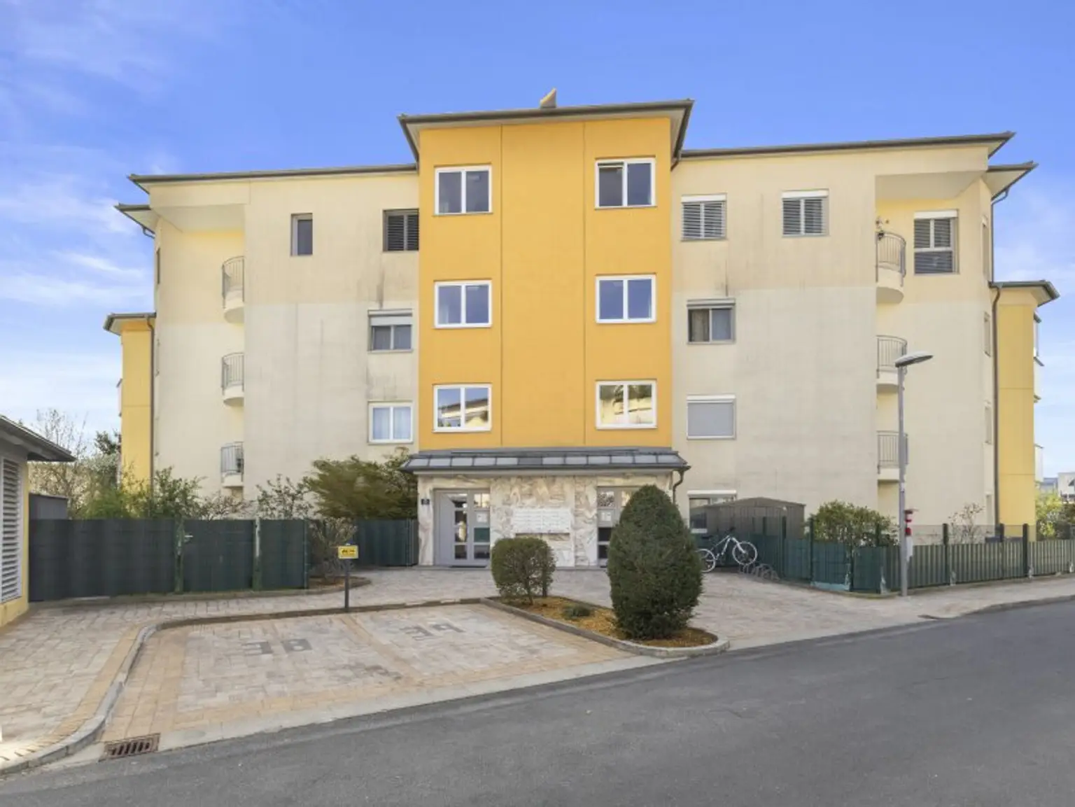 Traumhafte, neuwertige 3 Zi Gartenwohung mit 400m² Eigengarten und Tiefgarage in Waidmannsdorf