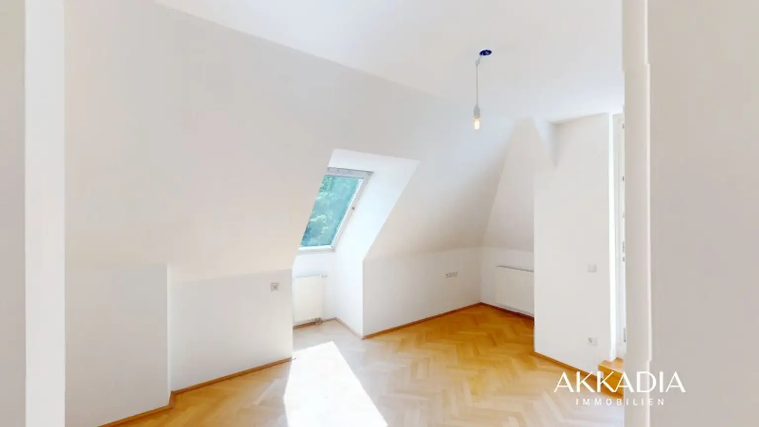 Elegante Dachgeschosswohnung mit Gartenblick, Terrassen und Garage