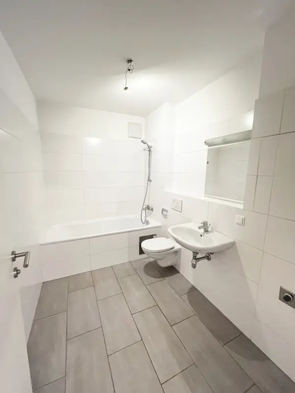Moderne 2-Zimmer-Wohnung mit ruhiger Terrasse und Dachgarten - 
in U-Bahn-Nähe!