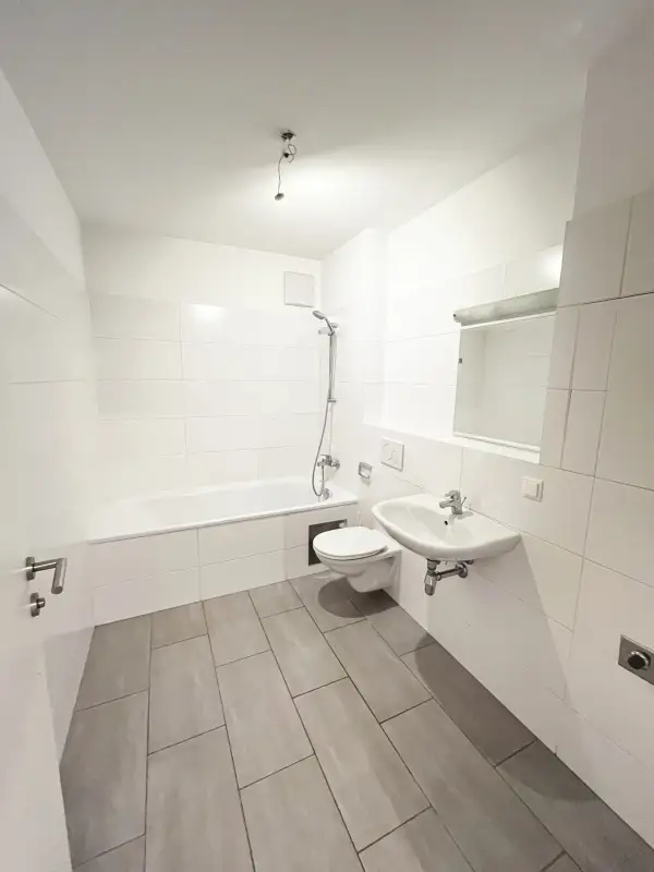 Moderne 2-Zimmer-Wohnung mit ruhiger Terrasse und Dachgarten - 
in U-Bahn-Nähe!