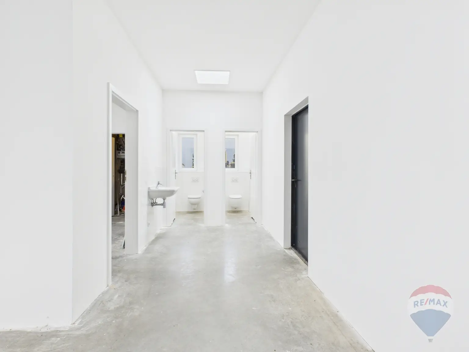 EG Gang von der Halle / Ausstellung Richtung Küche und WC´s