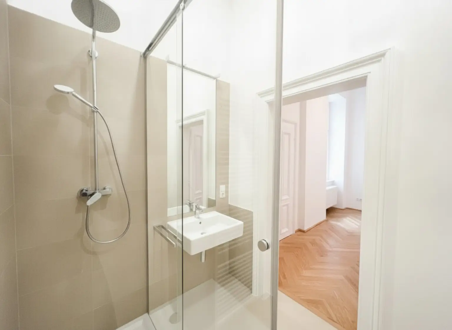 UNBEFRISTET und ERSTBEZUG: Prachtvolle, ruhige und klimatisierte Altbauwohnung in fantastischer Lage / FIRST OCCUPANCY: Quiet, air-conditioned flat in a historic building in a fantastic location