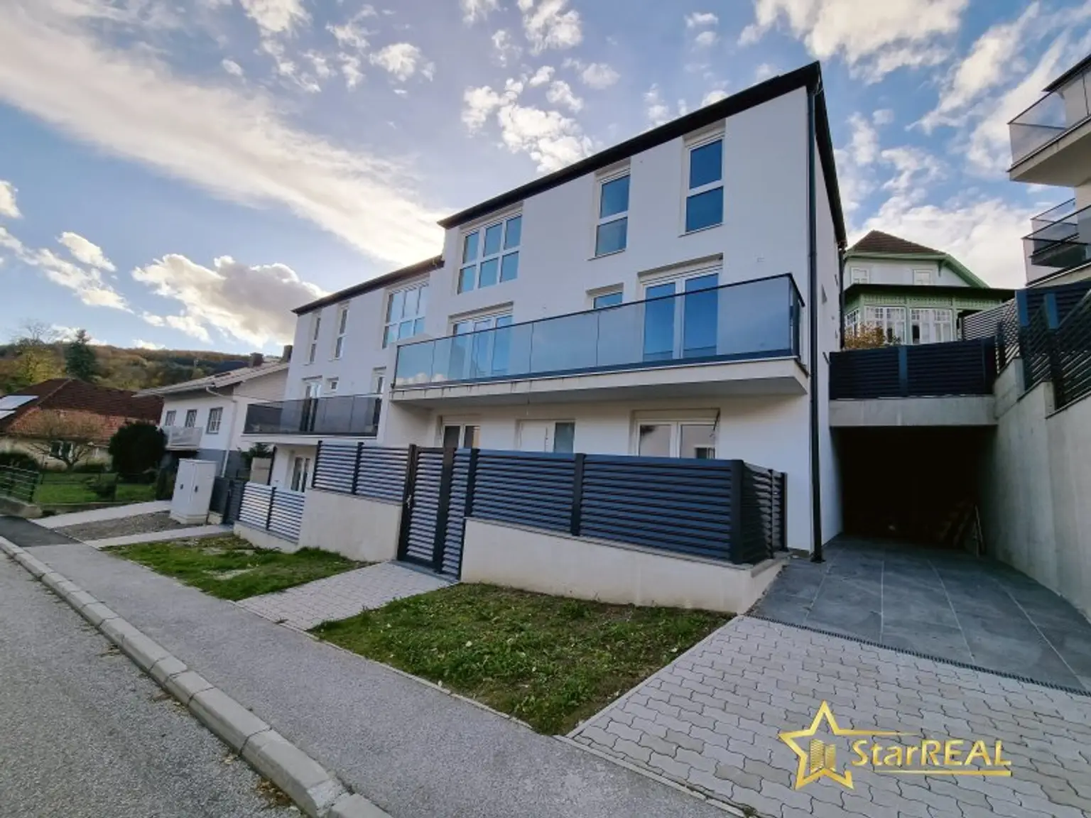 Ansicht mit Carport/Garage