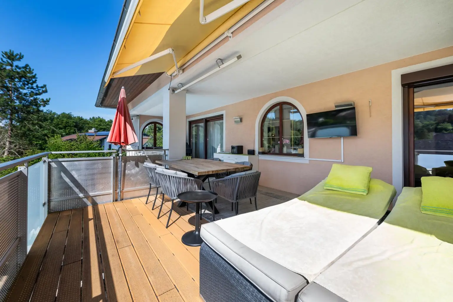 Terrasse mit Zugang vom EG