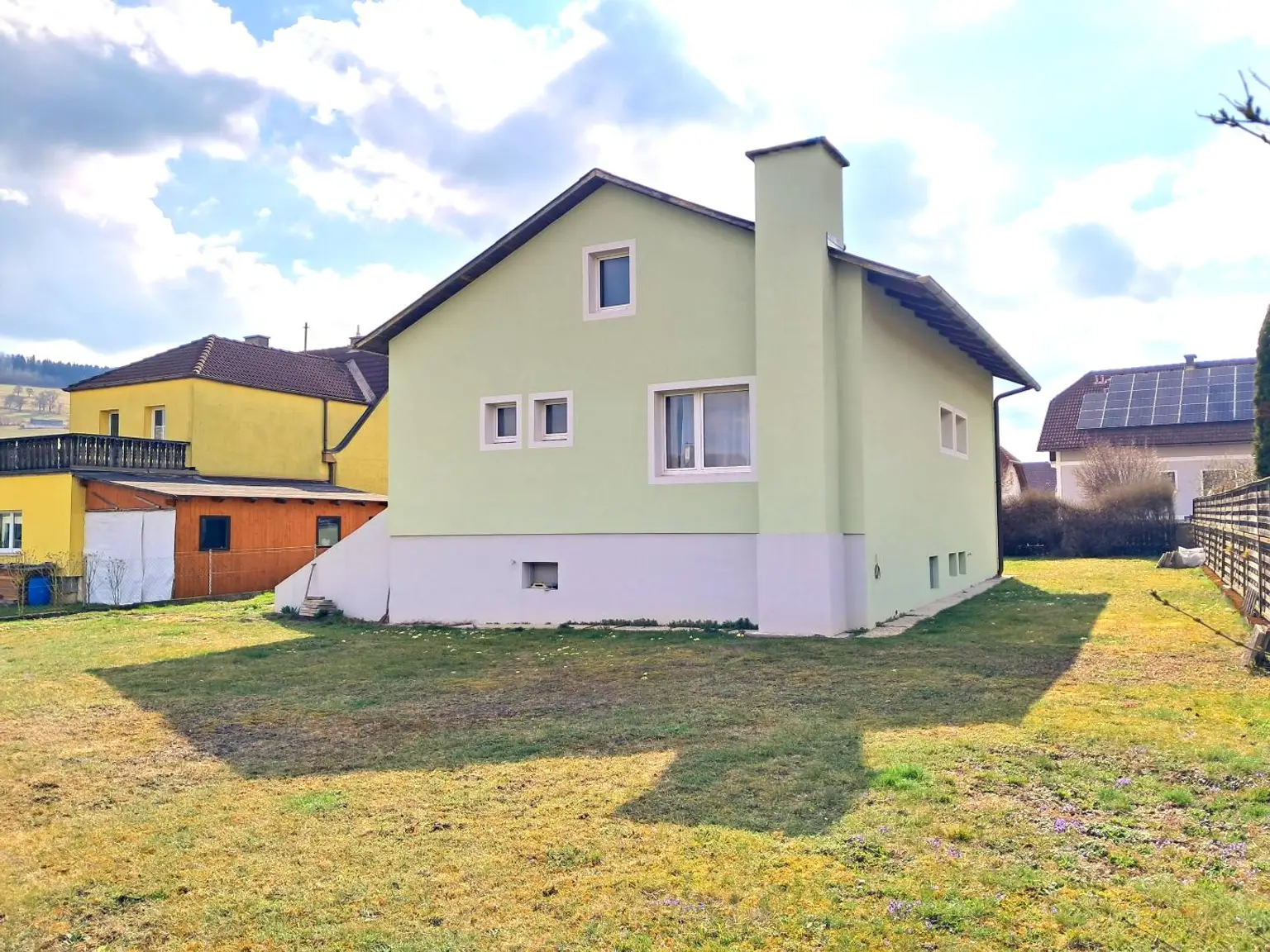 6 Zimmer ein großzügiges Grundstück und viel Platz warten auf eine nette Familie