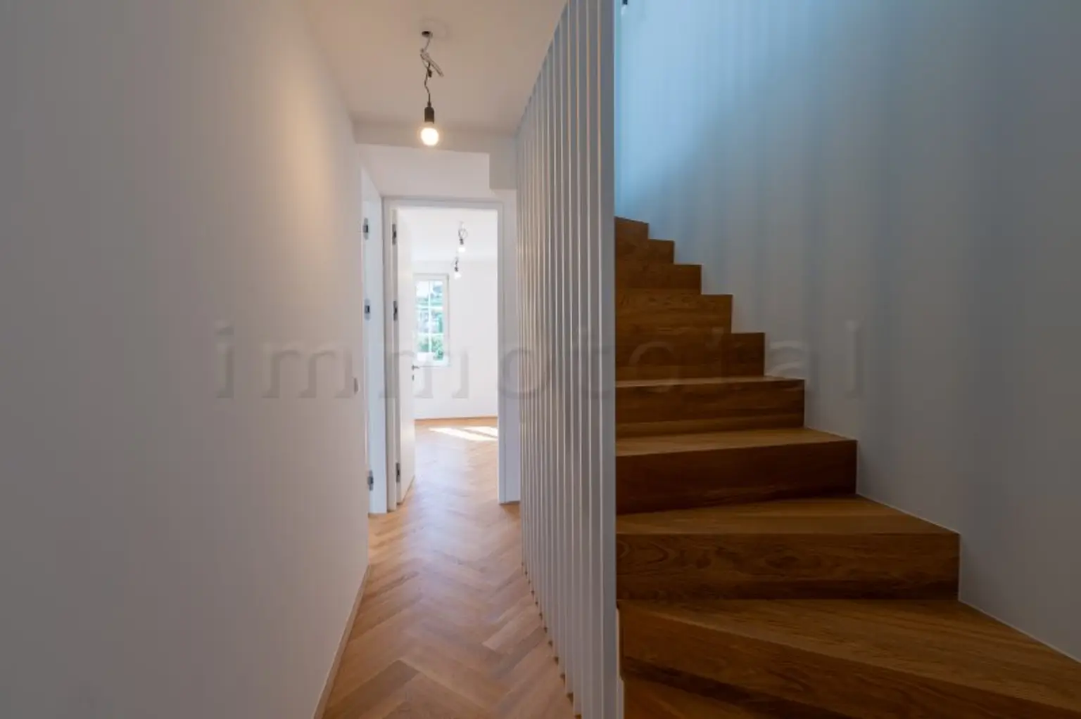 Lichtdurchflutete Architektenvilla mit Fernblick am Fuße des Wolfersbergs