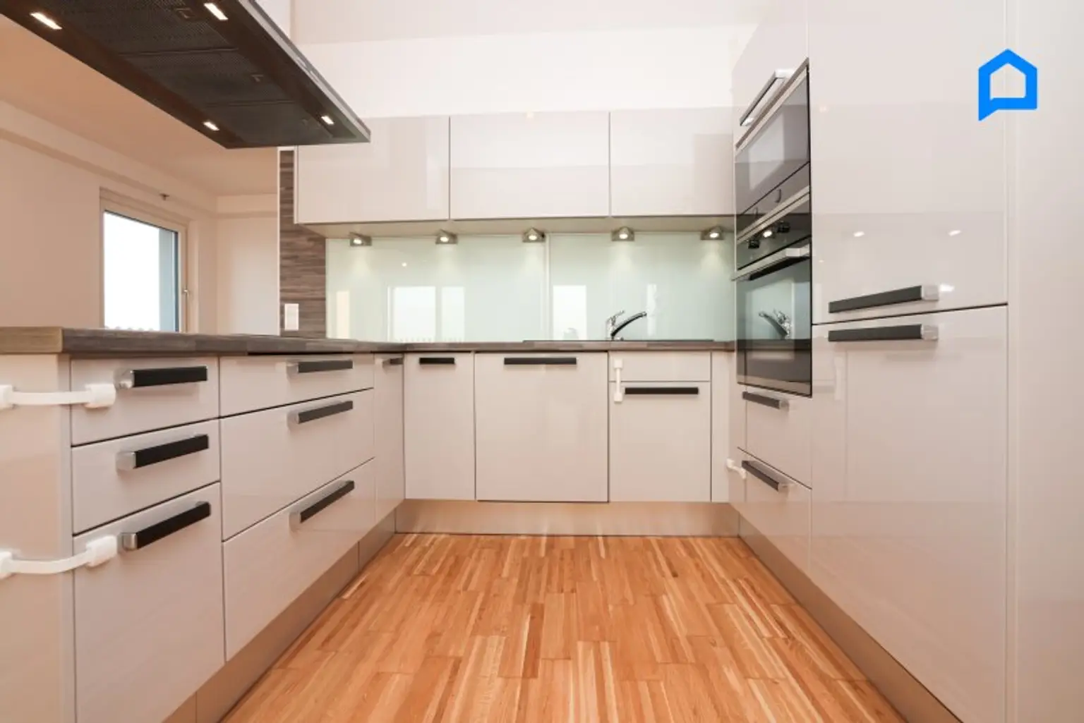 * CITY GATE TOWER * Weitblick über Wien * helle 3 Zimmer * große Loggia* Balkon* Top Küche* Klimaanlage *