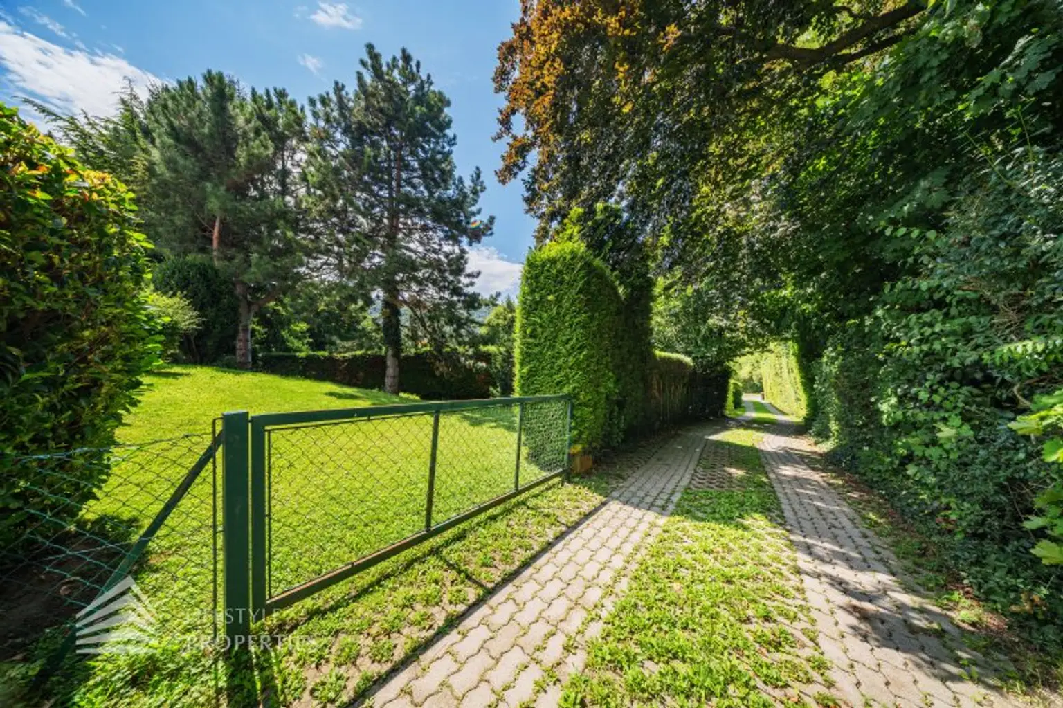 Beeindruckende Villa mit gepflegten Garten und Pool
