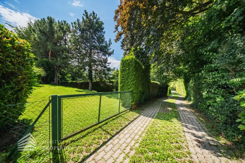 Beeindruckende Villa mit gepflegten Garten und Pool