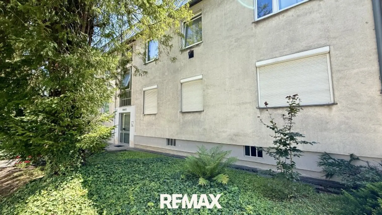 Hauseingang Ansicht Stiege 2 Fensterfront Top 1