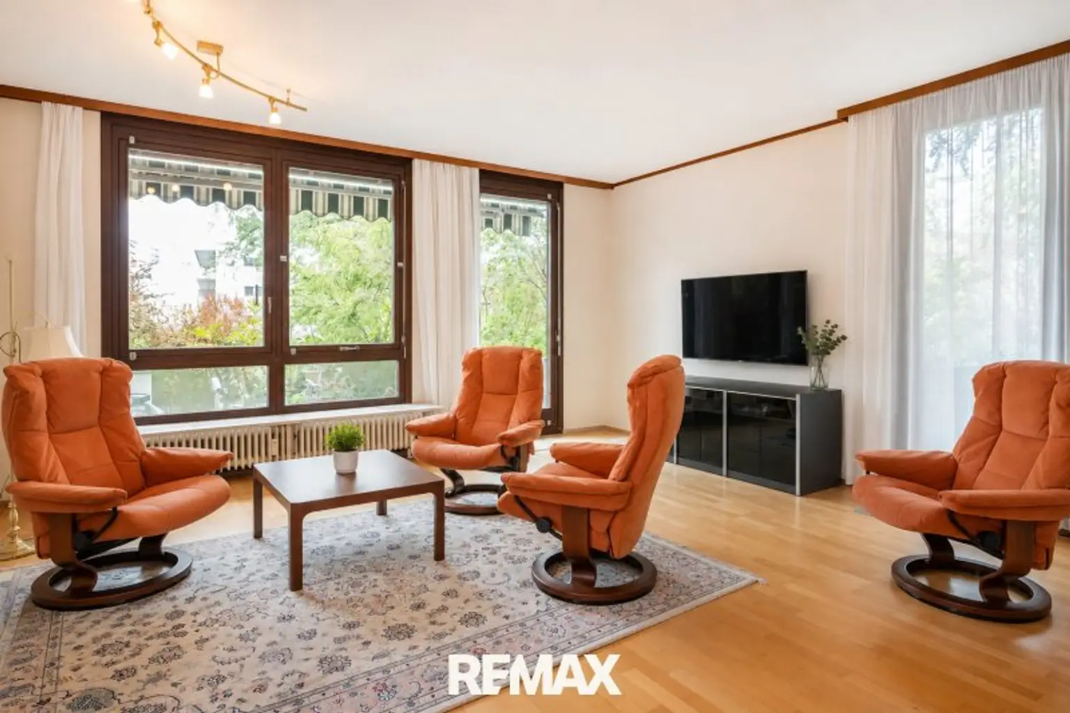 Helles Wohnzimmer mit Terrassenzugang