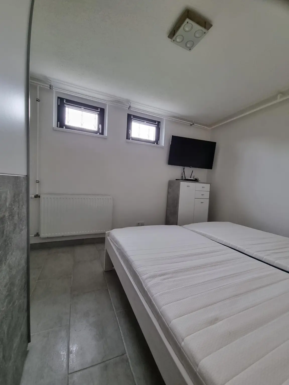 LIEBEVOLLER BUNGALOW MIT GEPFLEGTEM GARTEN IN TRAUMHAFTER RUHELAGE