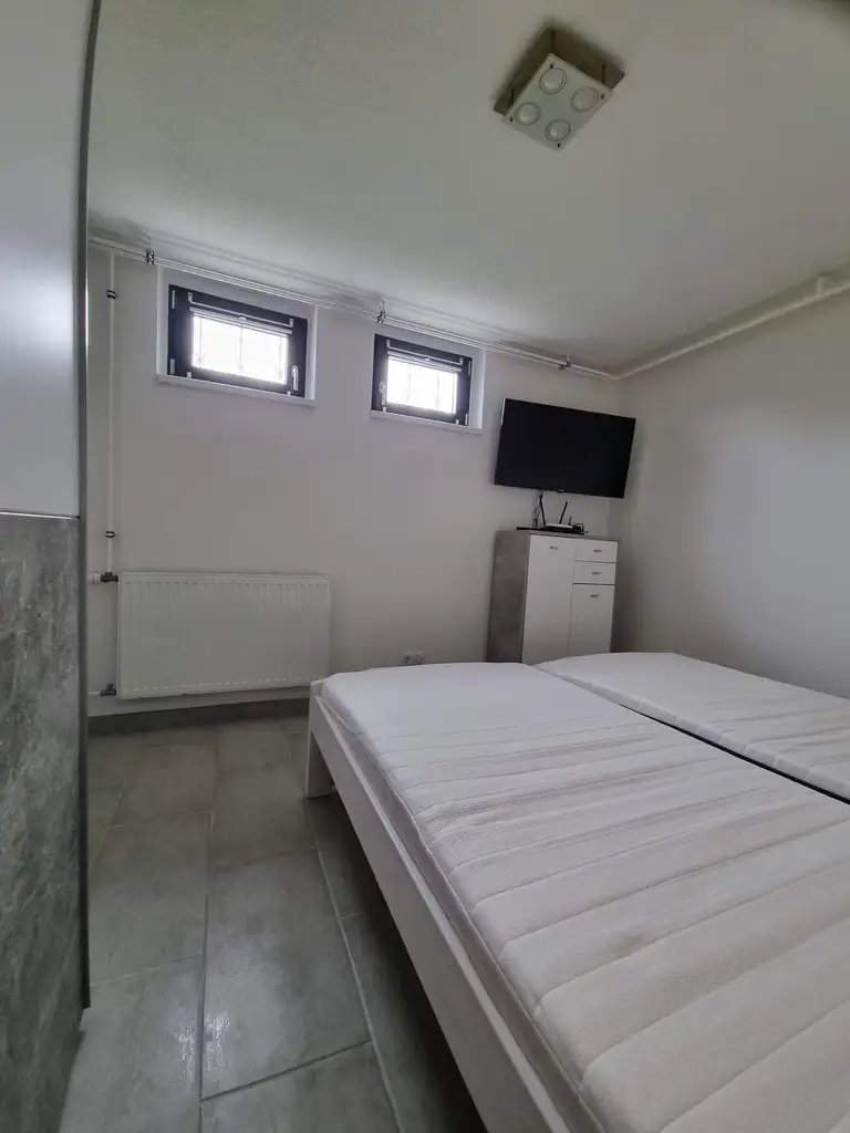 LIEBEVOLLER BUNGALOW MIT GEPFLEGTEM GARTEN IN TRAUMHAFTER RUHELAGE