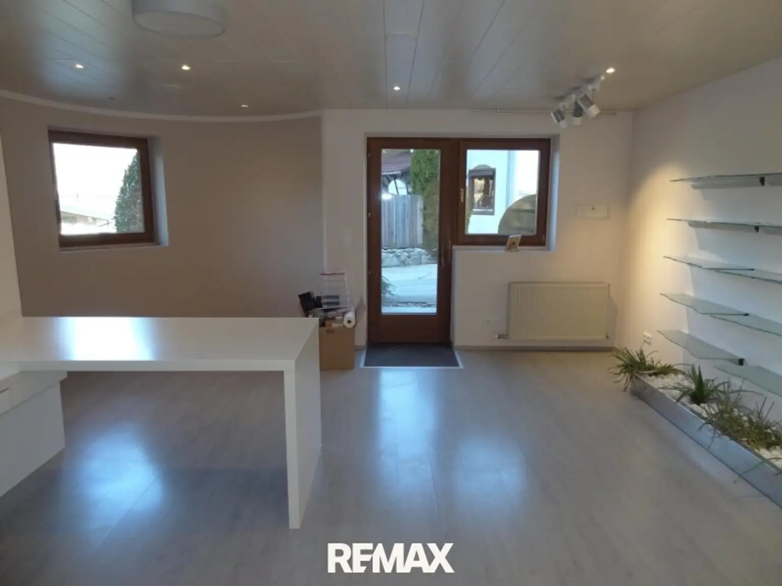 Eingang mit Empfangsbereich/Büro