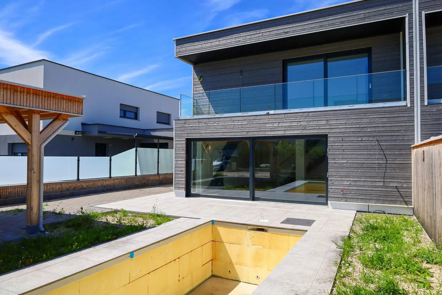 Modernes Wohnen auf höchstem Niveau: Erstbezug mit Smart Home, Salzwasserpool & 149 m² Wohnfläche in Wels-West