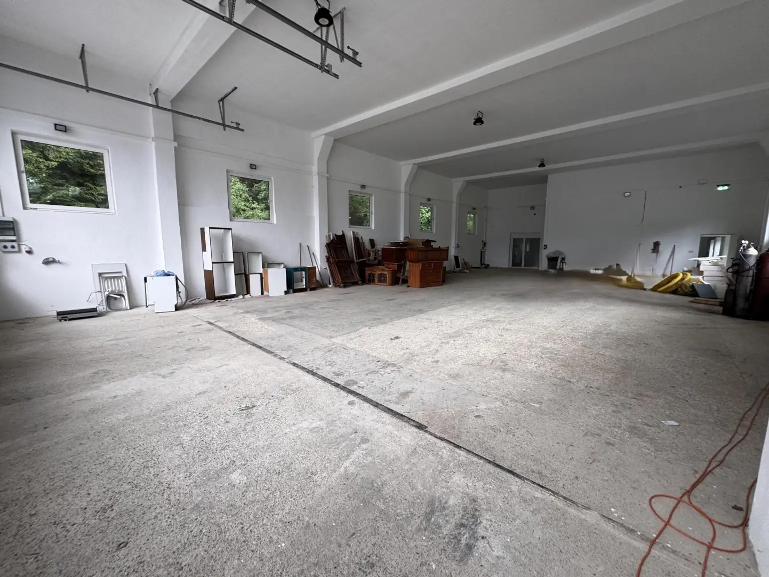 COMING SOON! Großzügige Gewerbeliegenschaft mit XXL-Grundstück, Halle, Büro und XL-Einliegerwohnung in zentraler Lage in Fornach