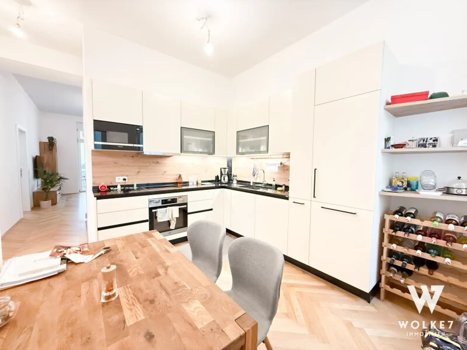 Klassischer Altbau trifft modernen Luxus – Helle kernsanierte 2-Zimmer-Wohnung mit Balkon & Tiefgarage in bester Lage von Margareten