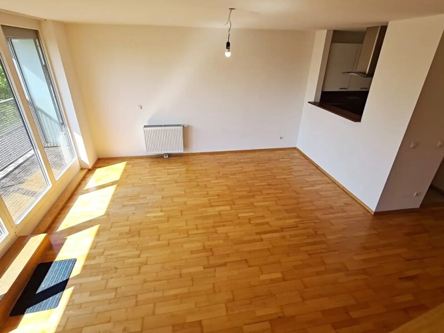 INNSTRASSE, FERNBLICK, unbefristete 97 m2 Dachgeschoß-Maisonette mit Loggia, 2 Zimmer, Komplettküche, Wannenbad, Parketten, gefördert