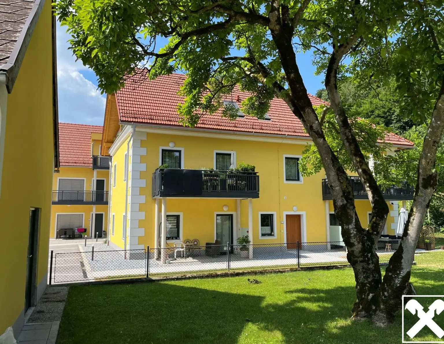 Liebevoll renoviertes Ertragsobjekt mit 14 Wohneinheiten incl. Bauland