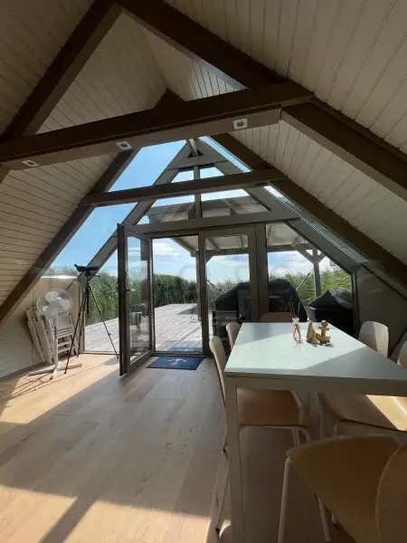 Neu adaptierte Spitzhütte in Toplage am offenen See