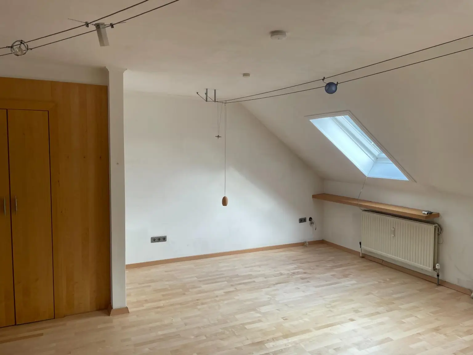 Miete: 2-Zimmer-Dachgeschosswohnung mit guter Anbindung