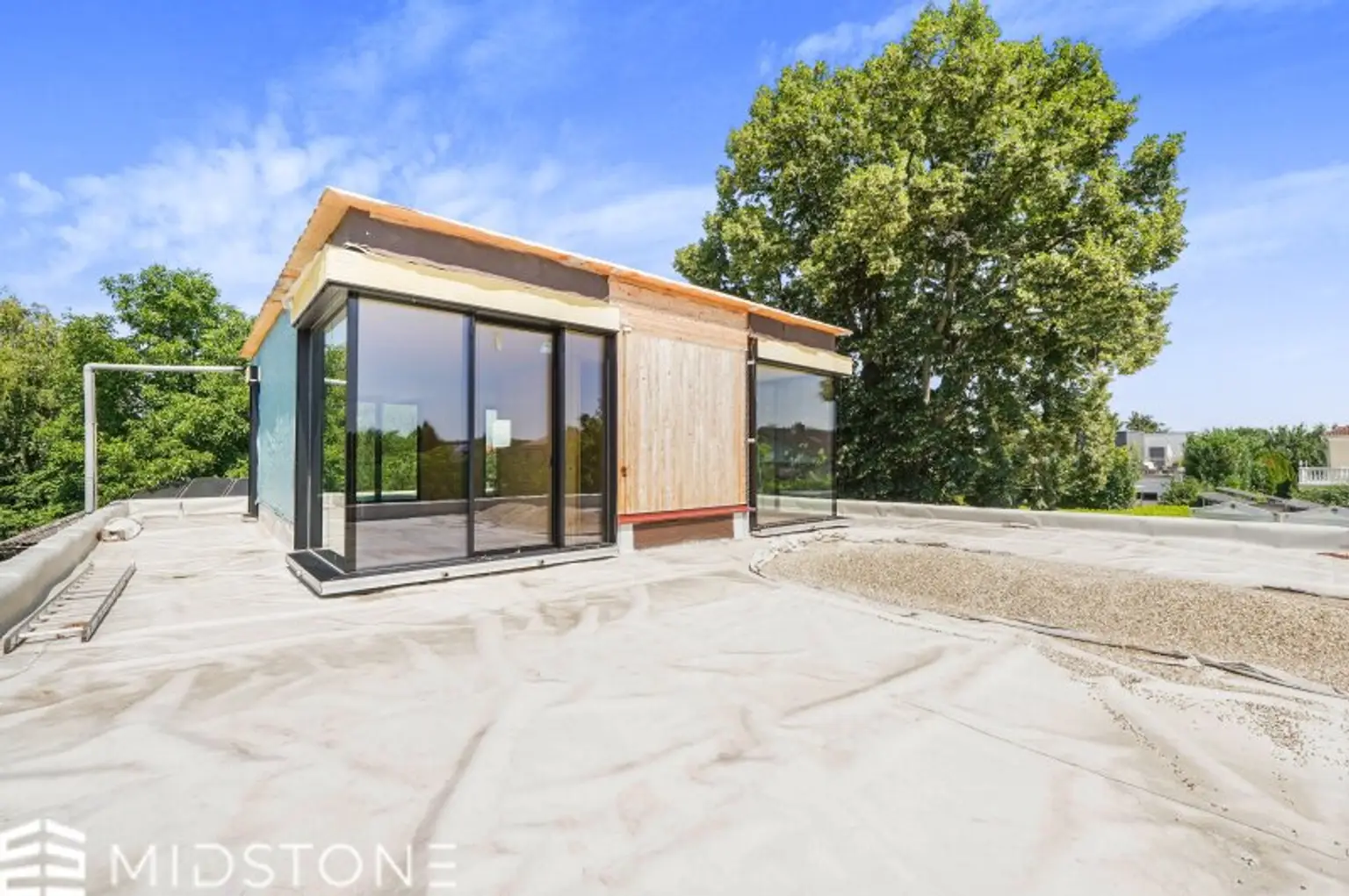 *Großzügiges Rohbau-Einfamilienhaus* Zwei Terrassen und weitläufigem Garten