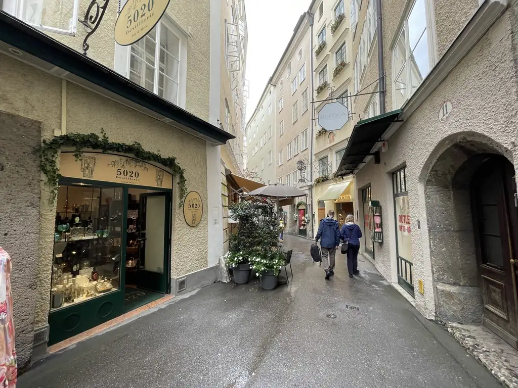 Kleines Geschäftslokal in Top-Lage mit großer Lagerfläche im UG