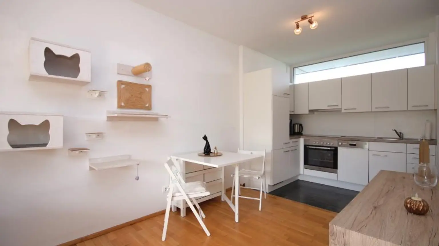 Bezugsfertige vollmöblierte 2-Zimmer-Wohnung mit Balkon