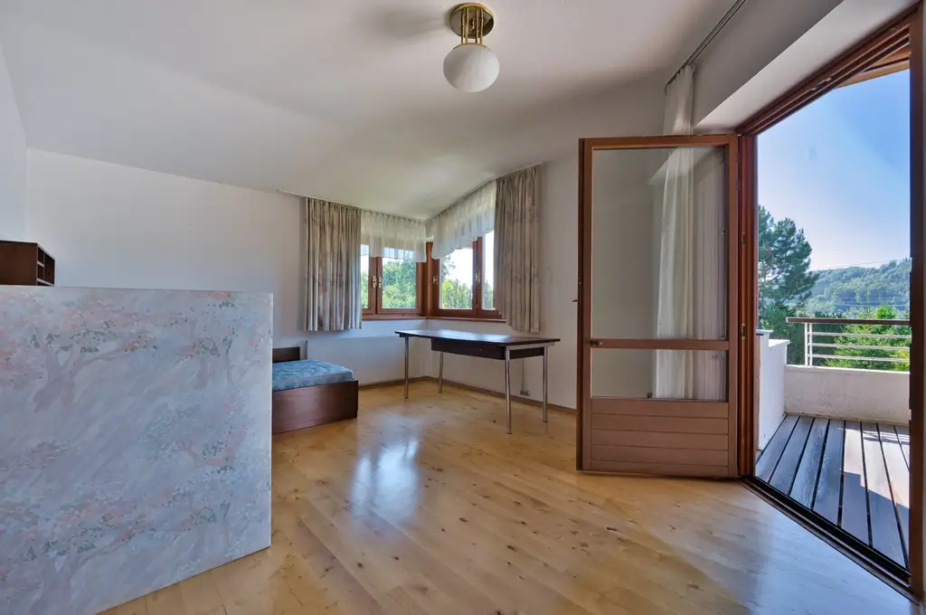 Exklusivität und Privatsphäre pur auf 2.610 m2 Grundfläche! Von der Terrasse in den Schwimmteich.