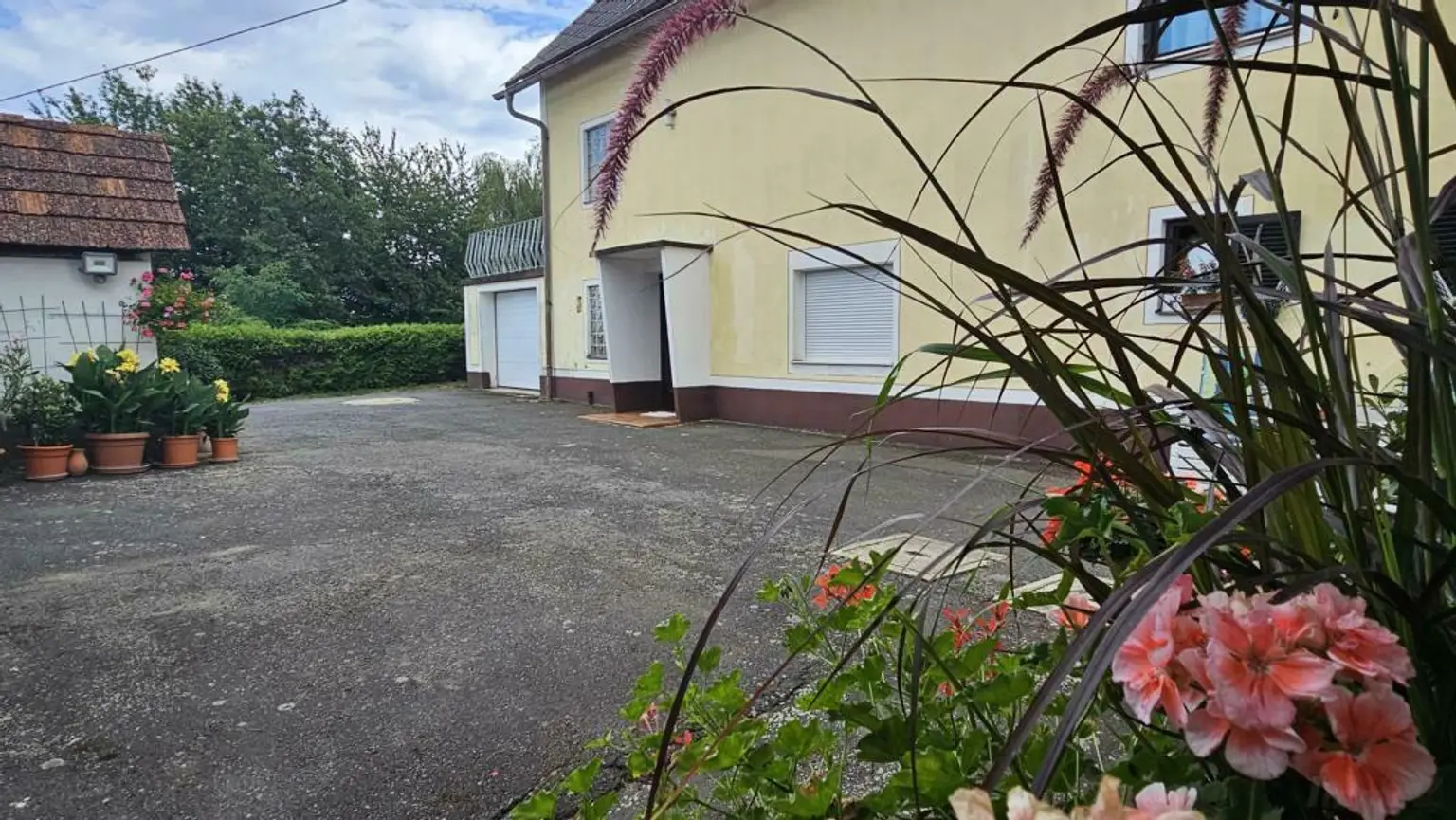 ** Geschmackvolles Zweifamilienwohnhaus - ca. 19ha LW-Fläche mit Wald ** unvergleichbarer Panoramablick auf Schloss Kapfenstein und das steirische Hügelland **
