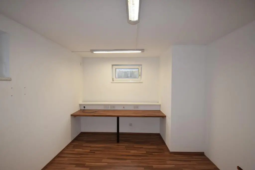 Platzwunder: Wohnung mit Eigengarten, 2 Parkplätzen, Keller & Dachboden