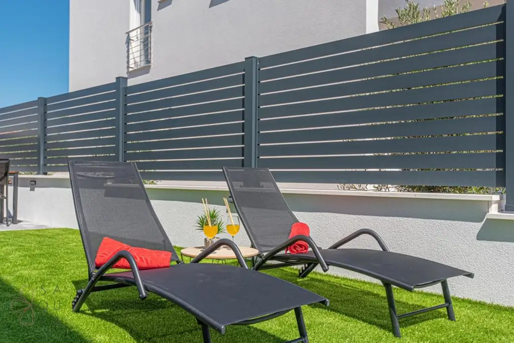 Modernes Wohndomizil mit Stil – Halbvilla mit Pool in Vodice