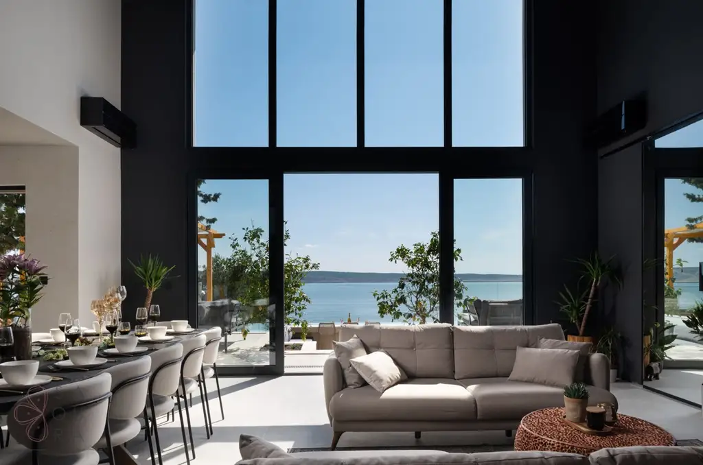 Exklusivität direkt am Meer – Moderne Luxusvilla bei Zadar mit 6 Suiten & Investmentpotenzial