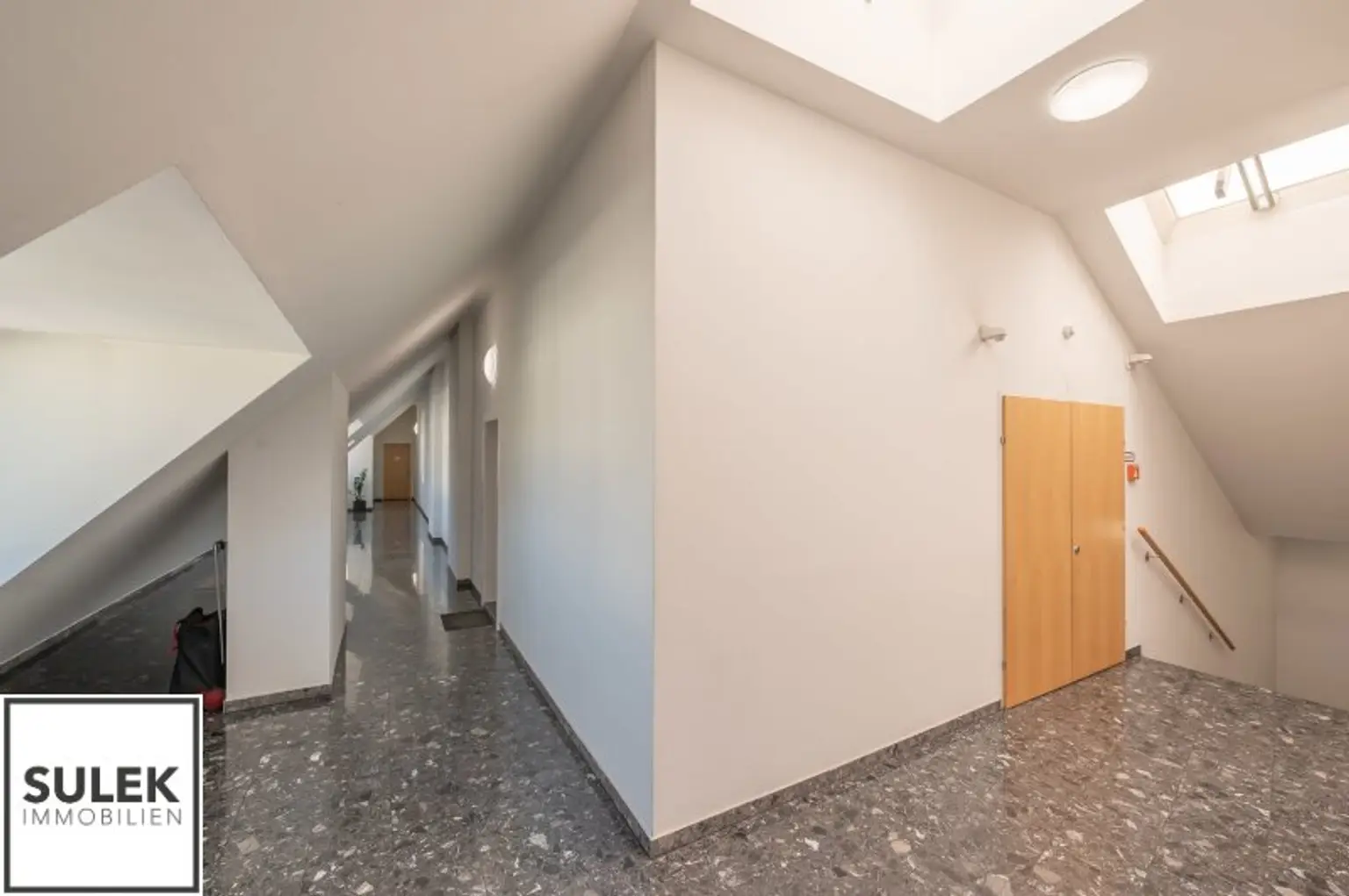 Großzügige, sonnige DG-Neubauwohnung mit hofseitiger Terrasse nahe Einkaufsstraße & U6 - ab 1.12.25!