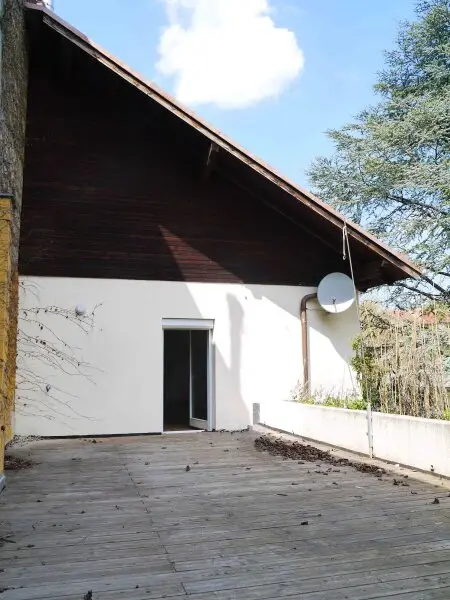 FÜR SINGLES ODER PAARE MIT FIXEM EINKOMMEN - GROSSZÜGIGE WOHNUNG MIT TERRASSE