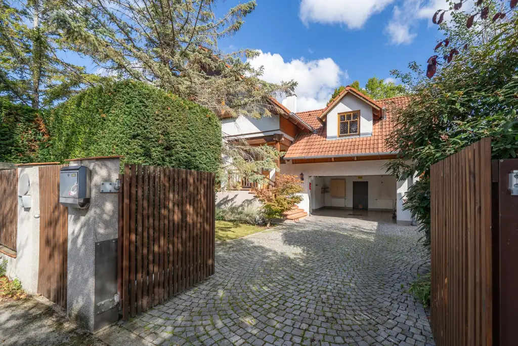 EIN HAUS MIT CHARAKTER! Einzigartiges Einfamilienhaus mit traumhaftem Garten, Garage und mehr!