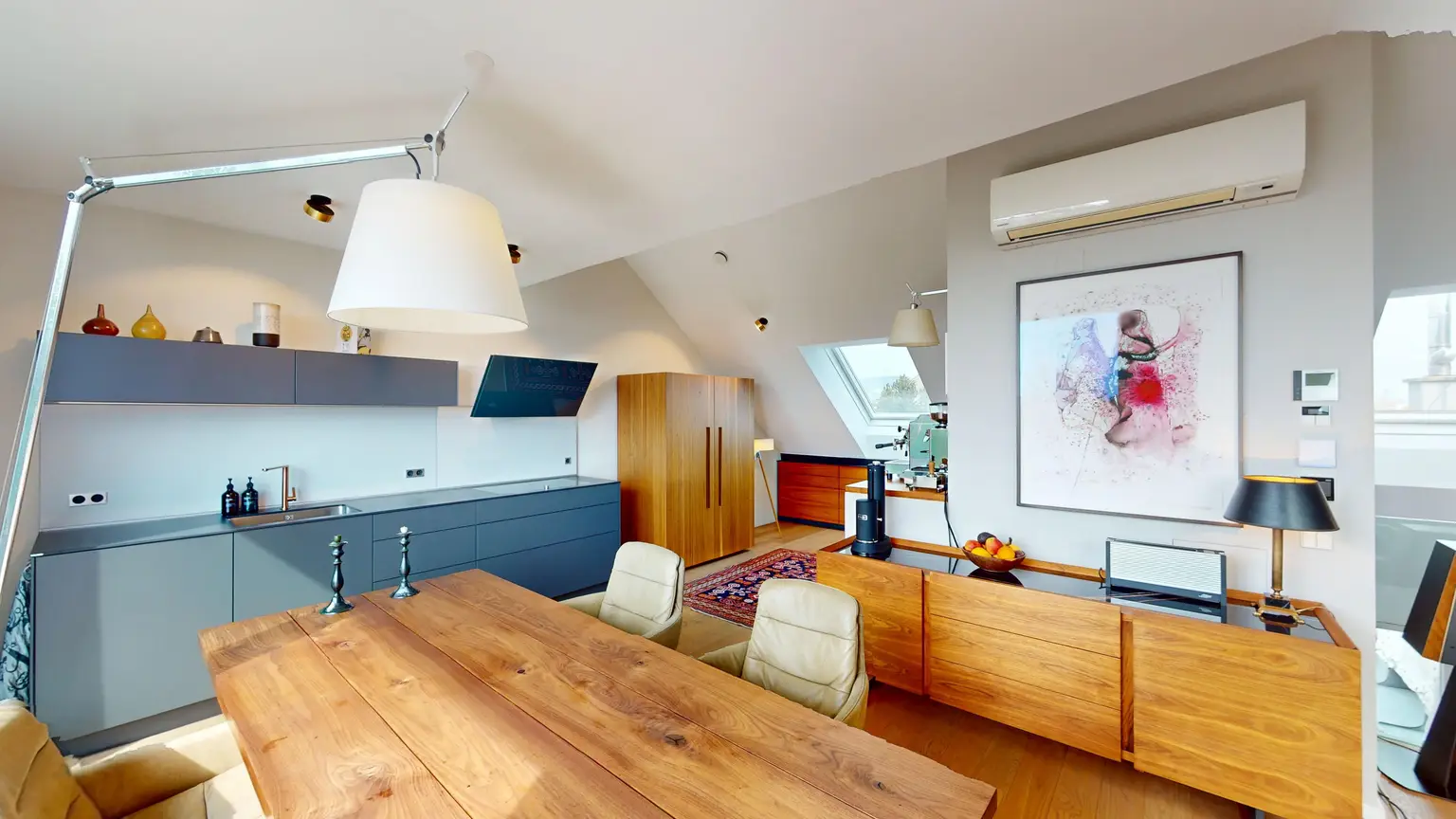 Cottageviertel I Traumhafte Dachwohnung im Jugendstil-Palais I Garagenplatz