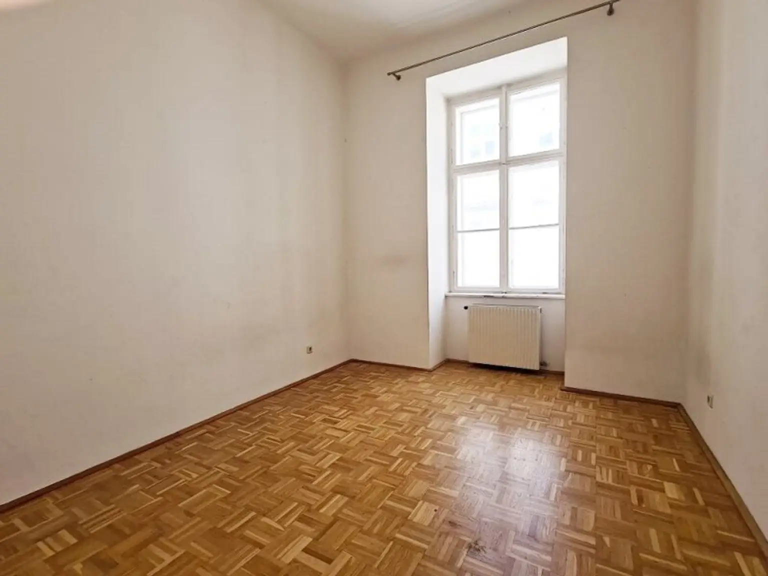SALESIANERGASSE, teilsanierte 86 m2 Altbau, 3 Zimmer, Küche, Wannenbad, Parketten, 2. Liftstock, Botschaftsviertel
