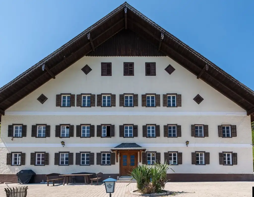 ATTERSEE: UNIKAT: Bauernhaus mit Gästehaus und Seezugang