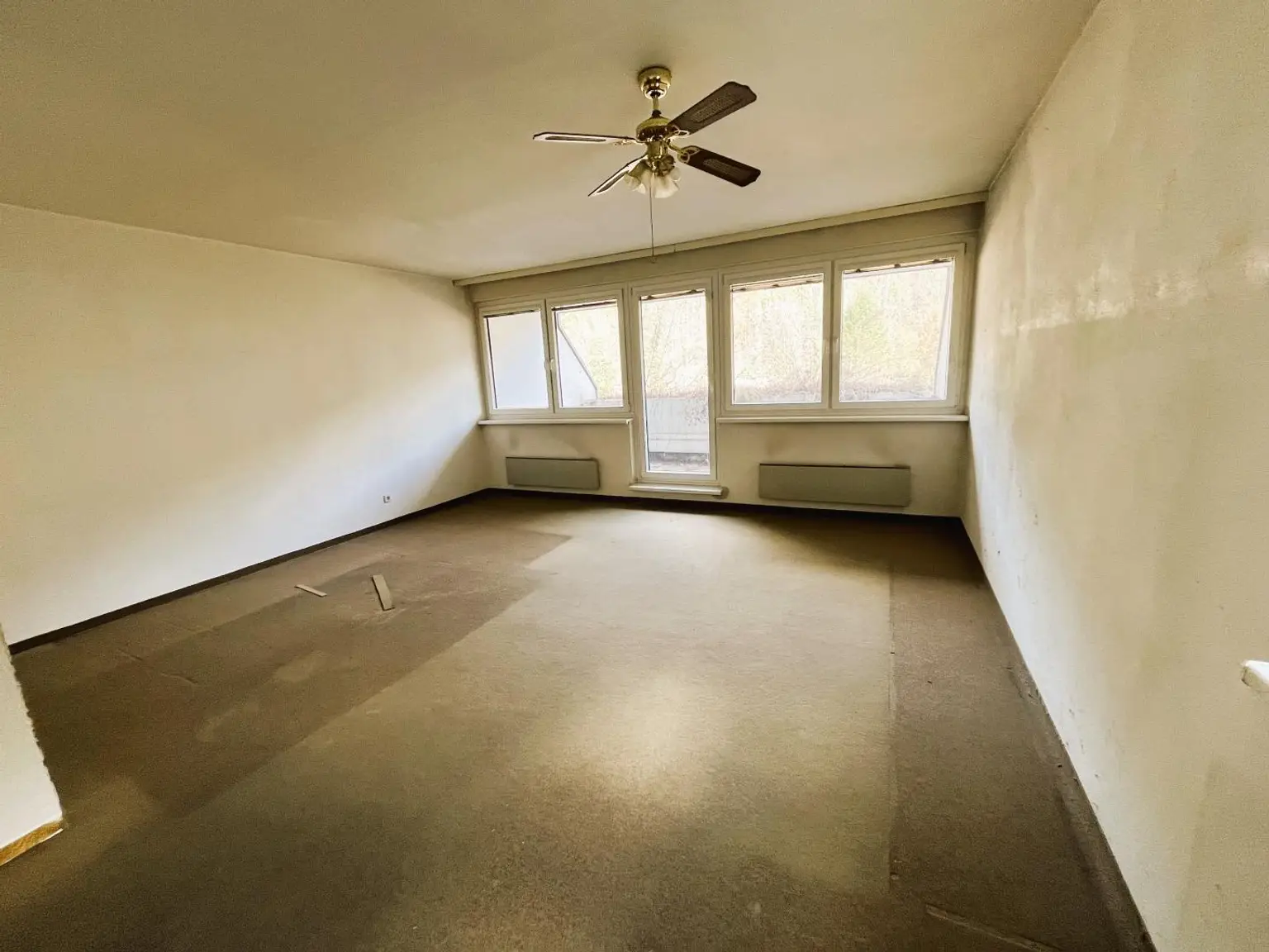 Zimmer mit Zugang zum Balkon