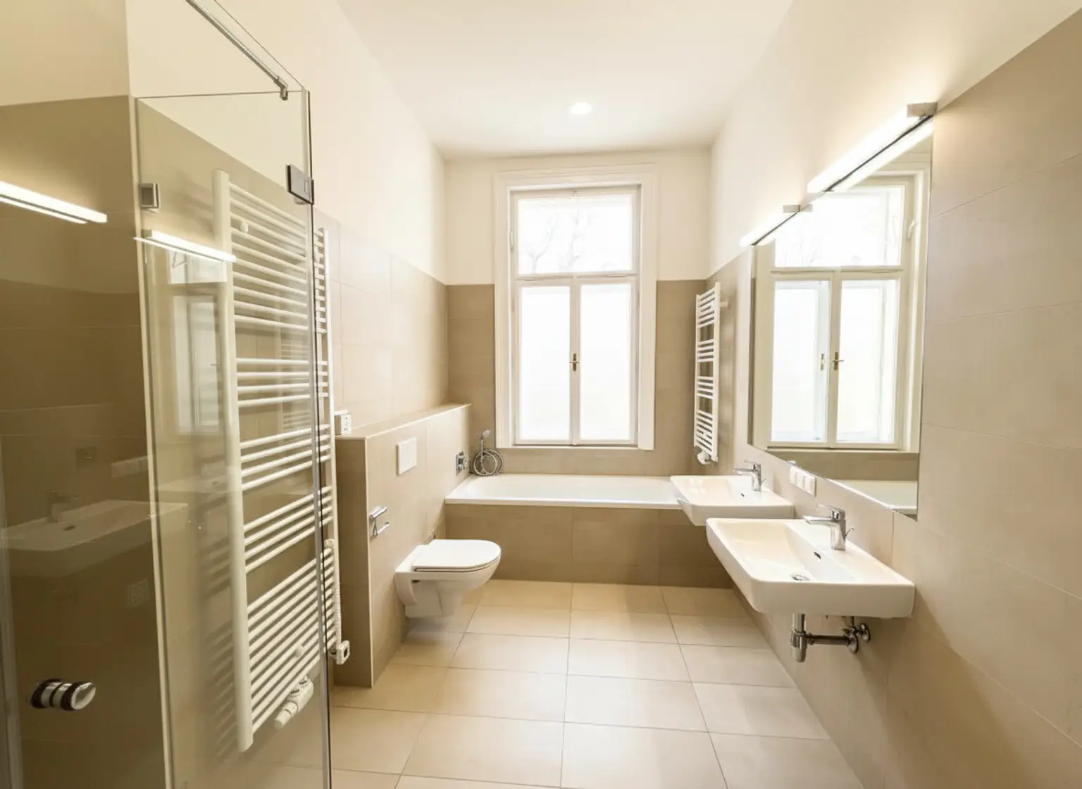 ERSTBEZUG NACH GENERALSANIERUNG: Einzigartige helle Altbauwohnung mit Stuckdecken in ruhiger Lage und einem kleinen Balkon