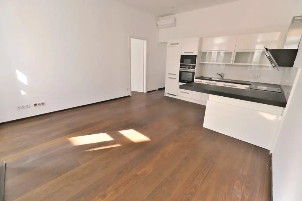 SIEBENBRUNNENPLATZ: Wohnküche + 2 Zimmer + 32 m² Terrasse (neben neuer U2-Station Reinprechtsdorfer Straße)