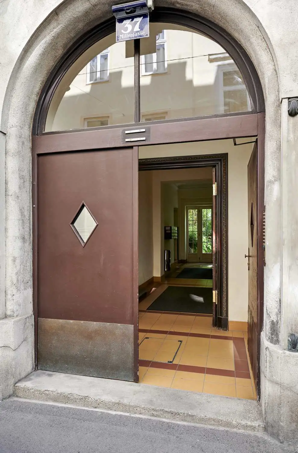 Klassisches Wiener Zinshaus mit ausgebautem Dachgeschoß in der Millergasse