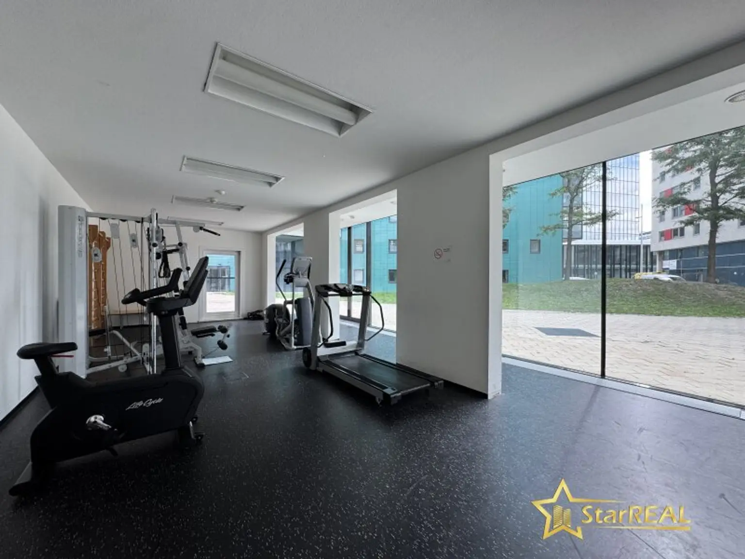 20. STOCK! TOP-WOHNUNG IM DELUGAN MEISSL TOWER. GARAGENPLATZ VORHANDEN. Sauna und Fitnessraum im Haus.