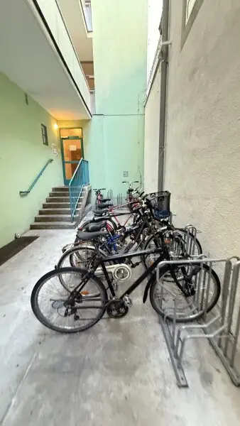 Kirchstetterngasse: 2 Zimmer mit separater Küche (zenral begehbar) im Ersten Liftstock!