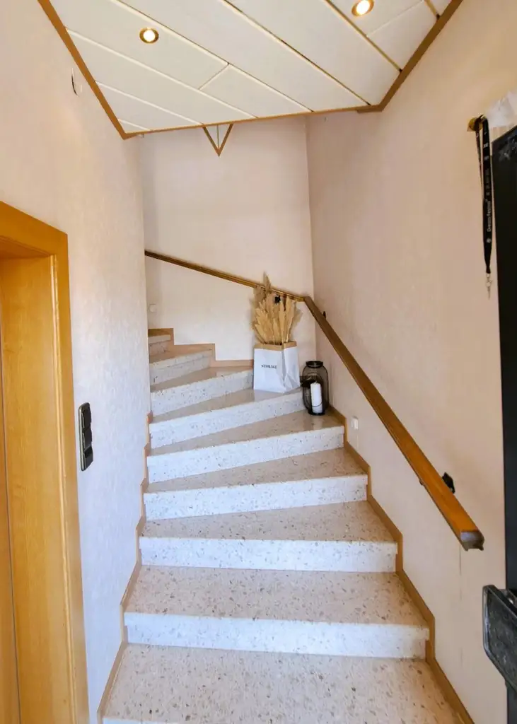Wohnjuwel mit 2 Wohnungen (ca. 290 m² Wfl.), 2 Terrassen, Gartenareal mit Pool & Poolhaus - Neuzeug
